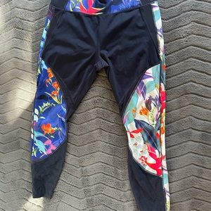 Athleta Navy with Tropical precision 7/8 ankle tight Leggings Women’s Large